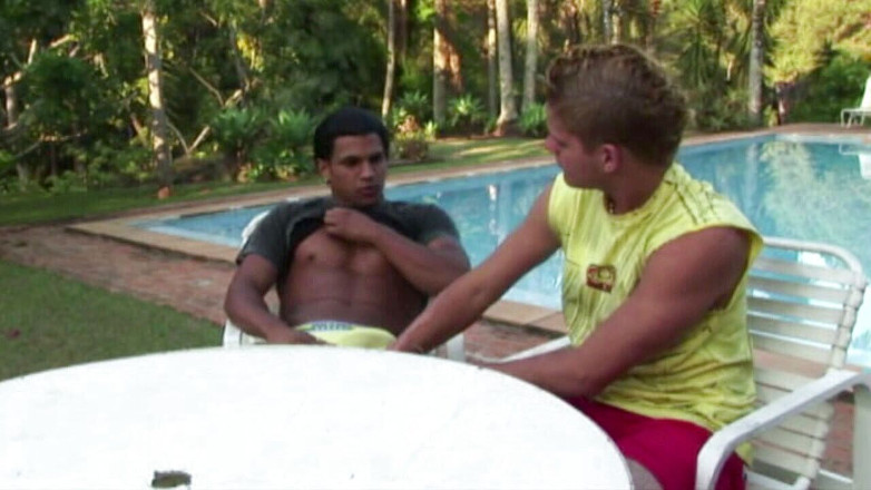 Latino Fucker: Un latino sexy baise son ami gay dans la nature