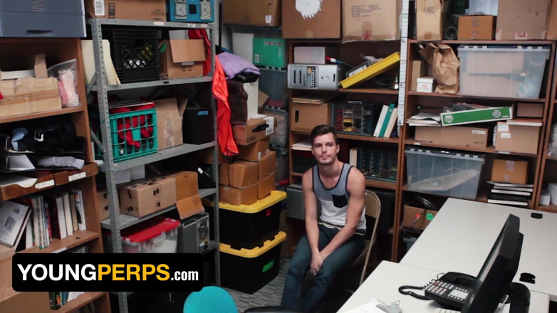 Young Perps: YoungPerps - hunk security acepta compensación anal de joven travieso atrapado...