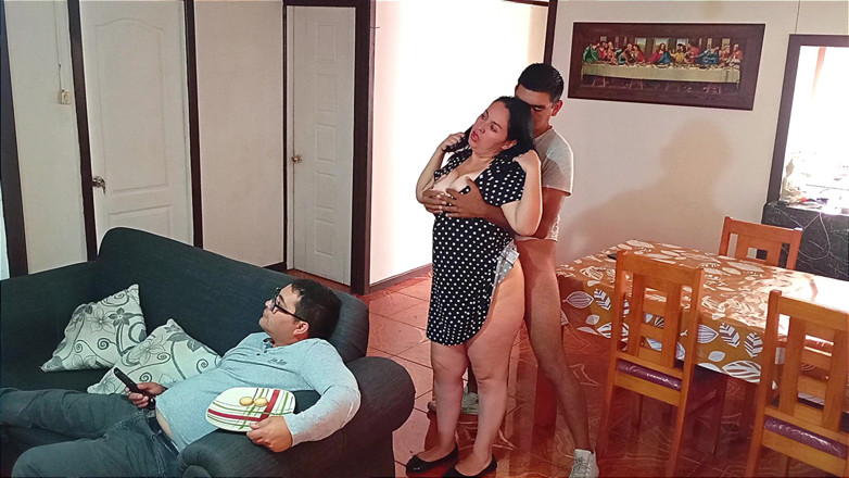 Kellyhotstepmom: Üvey annemi sikiyorum ve gavat televizyon izlediği için fark etmiyor.