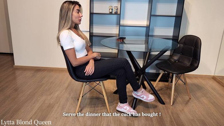 Queen Lytta ballbusting and cum lick: Lytta fait renifler et adorer ses pieds moites pendant qu’elle...