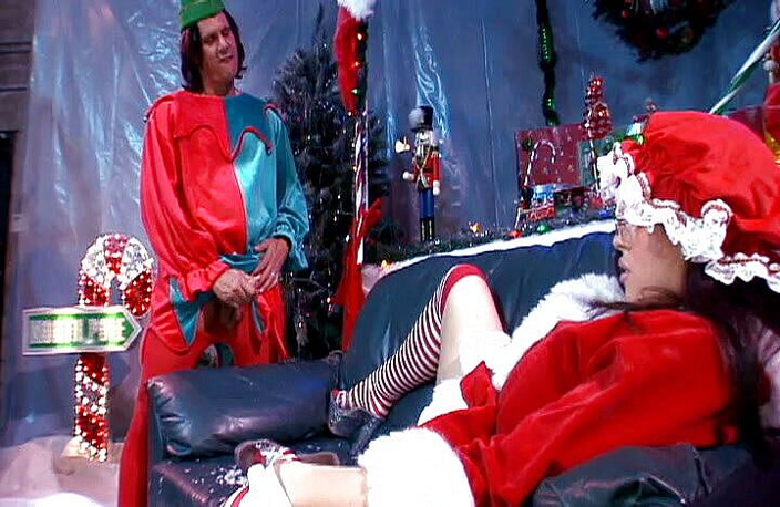 Cryptostudios: Santa yang bertetek besar dikongkek gangbang oleh tiga orang asing