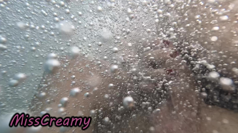Miss Creamy: Openbare Zwembadstiefzus Dick Flash Risicovolle Aftrekbeurt Menigte Kijkt Naar Cumshot 4K
