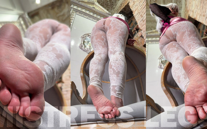 Mistress Legs: Taquinage aux pieds nus sur une chaise - semelles ridées en...