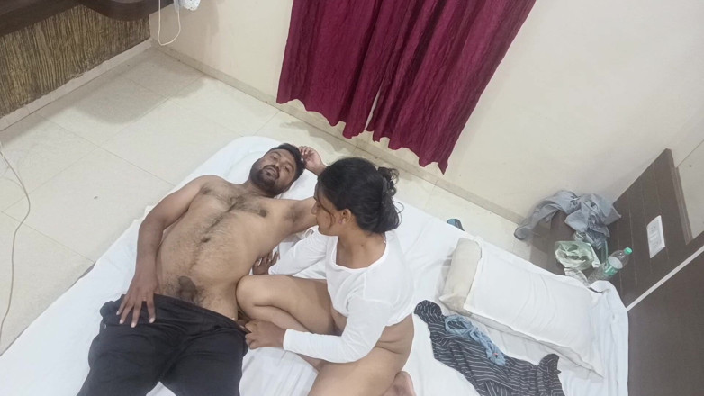 Horny Indian Couple: Vero coppia amatoriale indiano sesso fatto in casa con tenerezza...