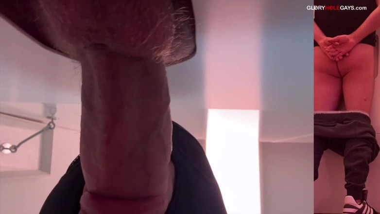 GLORYHOLEGAYS: Co ukrywa się w jego spodniach? Młody gość Gloryhole przynosi...