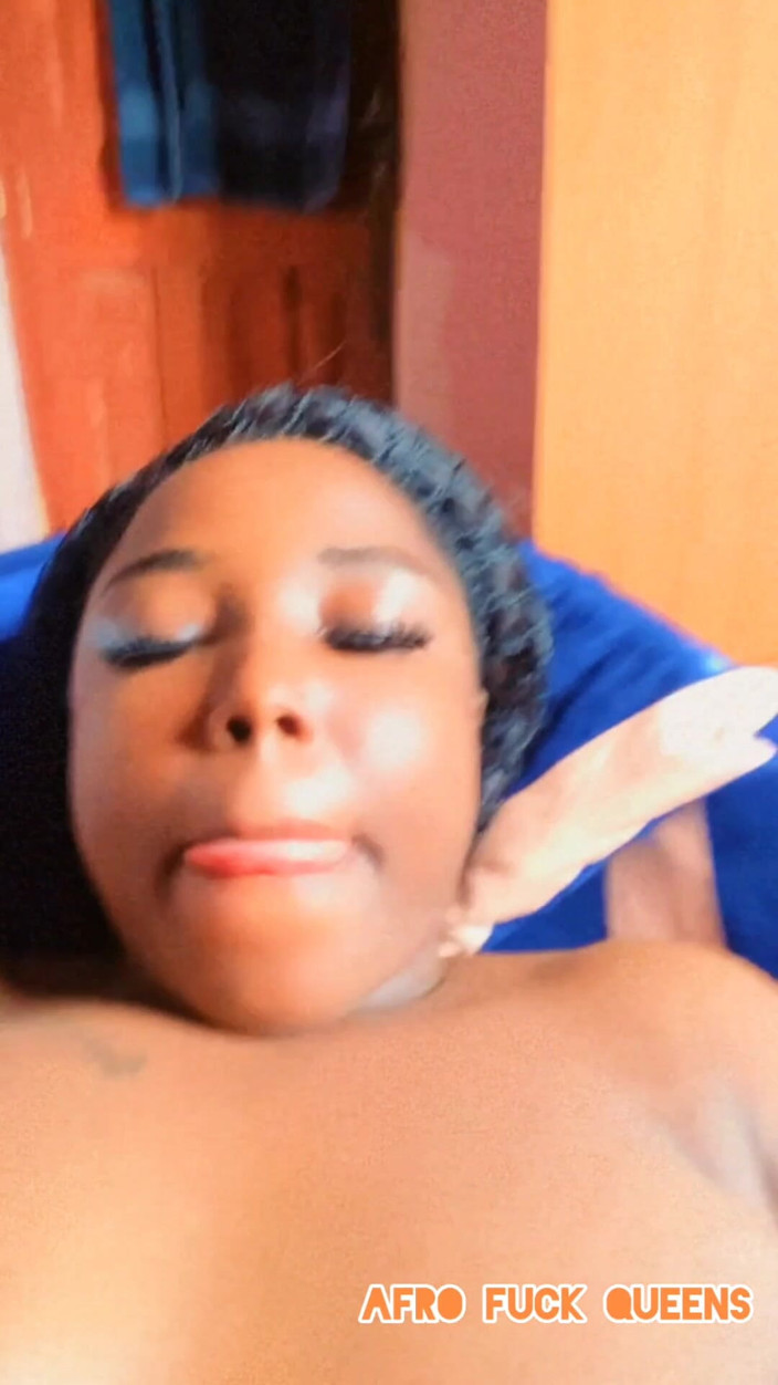 Afro fuck queens: Arrapata e annoiata.