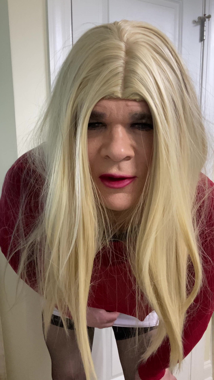 MadisonCD2025: MILF Crossdresser Dalam Stoking Tinggi Peha Hitam Dan Bercakap Kasut...