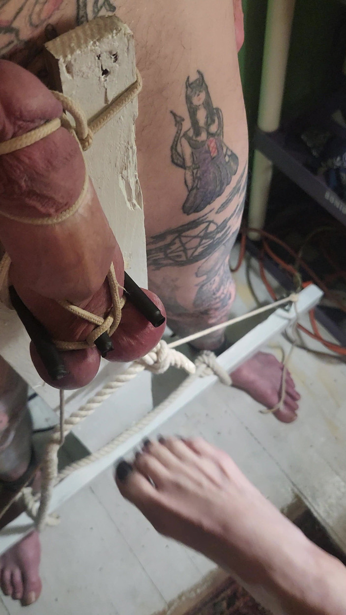 Goode Girl: Profano Crucifix rebolando as bolas