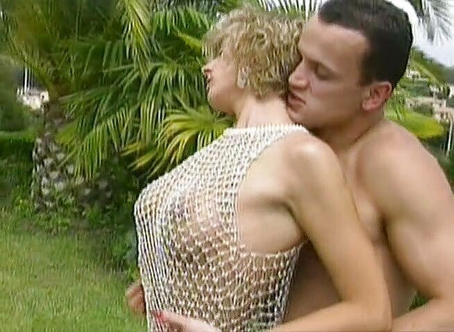 European Classics: Quente MILF está cavalgando pau grande perto da piscina