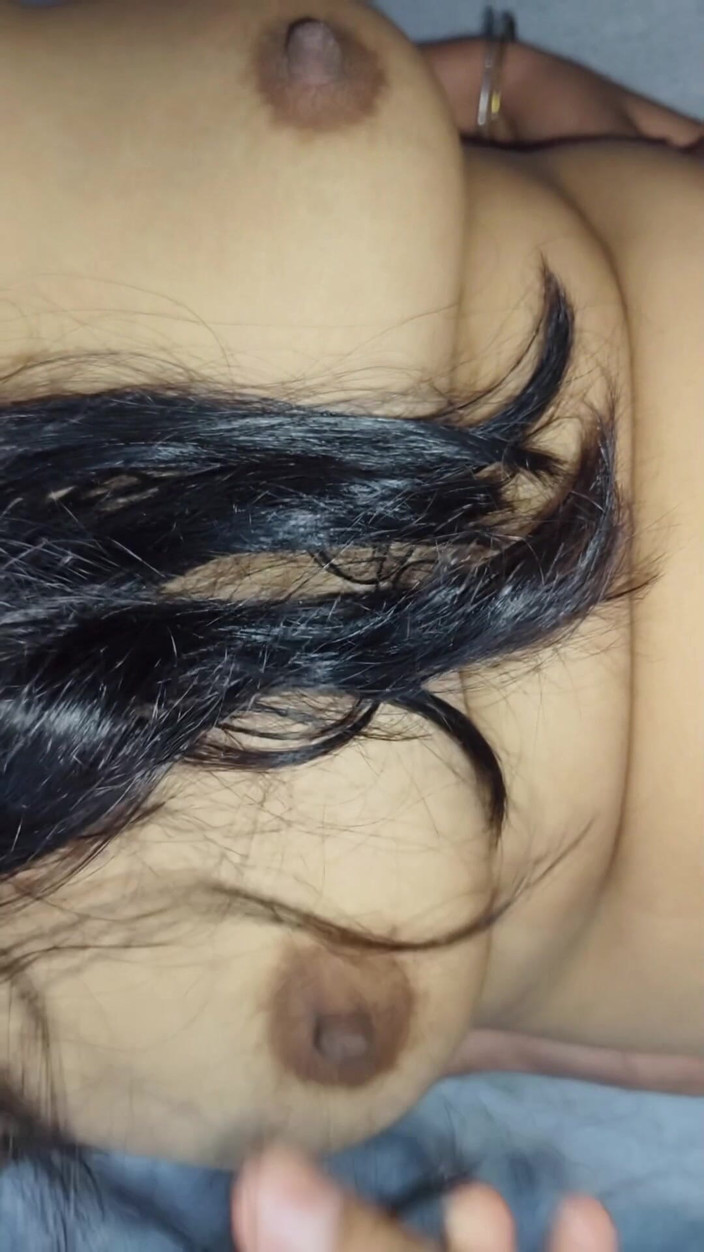 Sex with desi girl: La femme d’un ami baise chez lui.