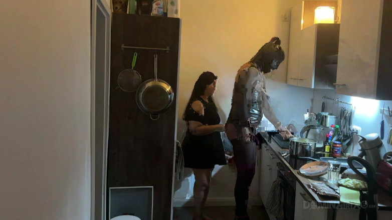 LadyPam: MILF dominan meregangkan pantat submisif Lateks luas di dapur
