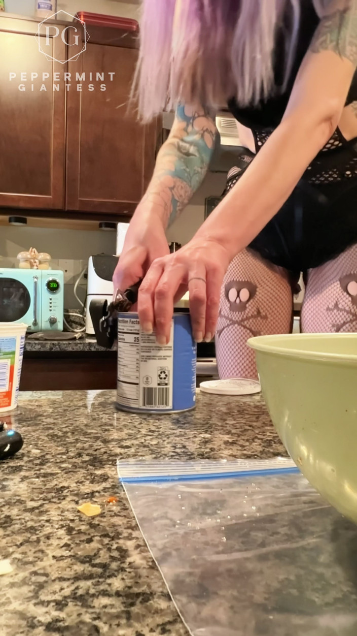 Peppermint Giantess: 7'3 薄荷巨人用一个非常的小帮手绑在我的脚后跟上塞满贝壳