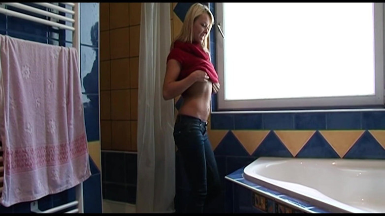 PURZEL HOT Clips: Schmutzige Mädchen Fingern Sich in Der Badewanne Und Draußen!