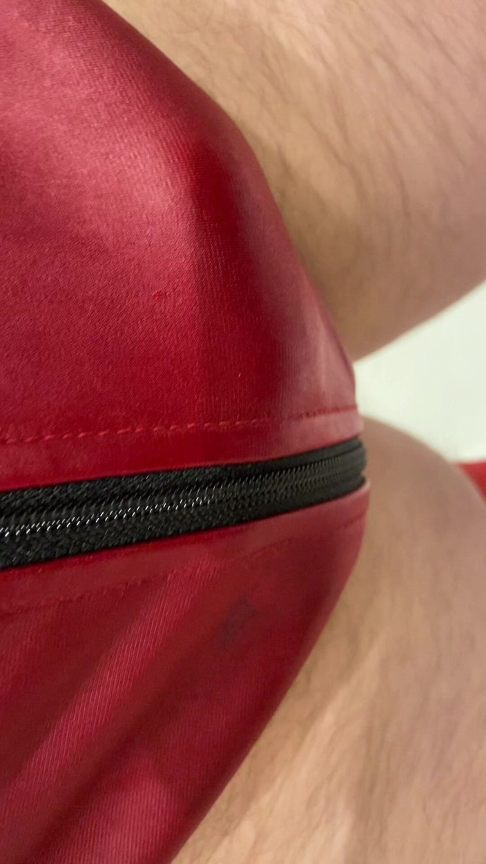 FlowingSpring247: Medias rojas de látex con consolador en la masturbación