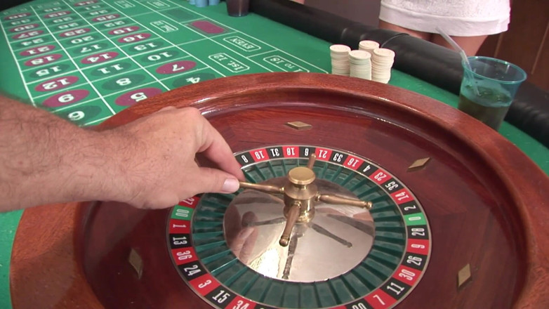 Cryptostudios: Des étudiantes jouent à un jeu de roulette de strip-tease