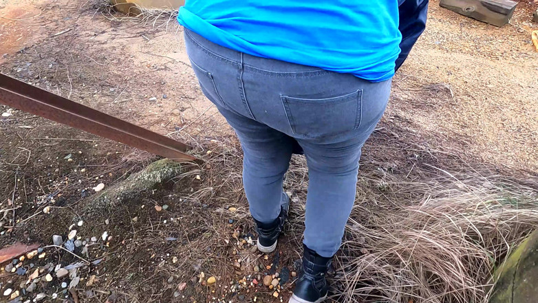 Bouncy Tits Action: औद्योगिक संयंत्र पर नग्न स्तन