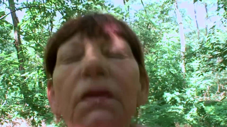 Mature Climax - 100% Mature Videos: Pique-nique parfait avec une mamie excitée