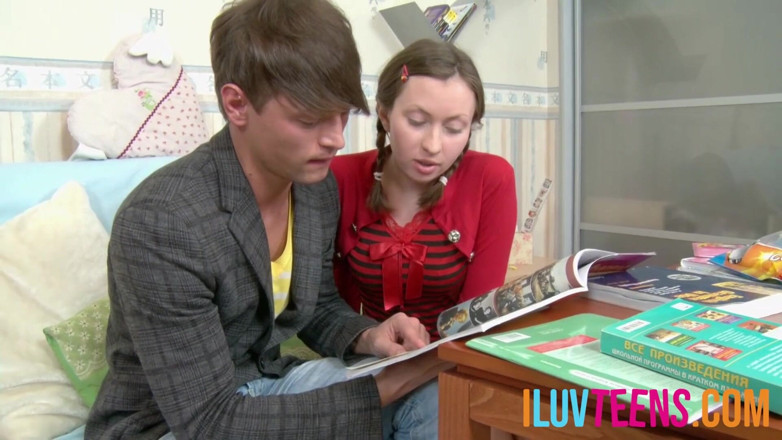 Iluvteens: Freche stiefschwester hilft ihrem bruder mit privatem sexualunterricht