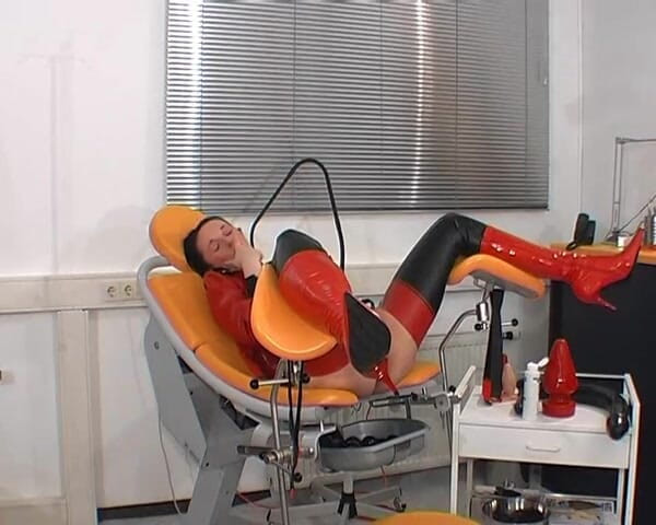 Rubber & Clinic Studio - 1ATOYS: Tratament anal cu cauciuc pentru Trish