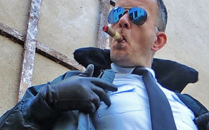 GERMANE_XL: Policía de cuero 16