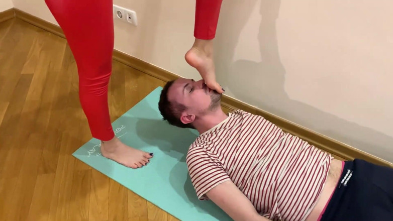 Petite Princesses Femdom: Bratty teen mistress in leather leggings - fullweight head trampling, deep...