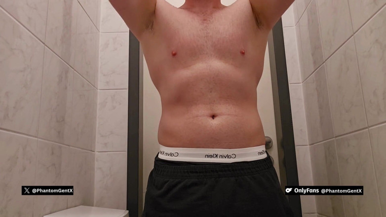 PhantomGentX: 훈련 후 공중 화장실에서 뚱뚱한 자지를 따먹는 거대한 독일 새아빠 - Phantomgentx