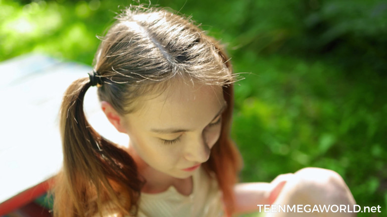 Teen Mega World: 벤치에서 귀염둥이 오르가즘