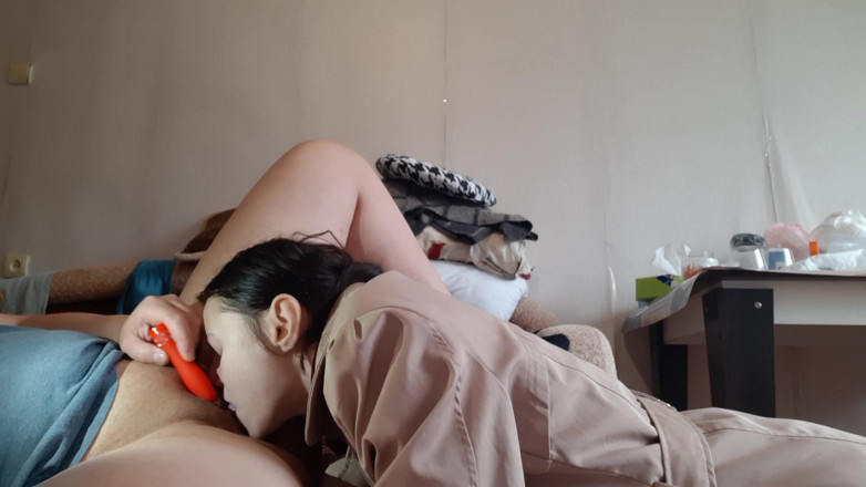 Lesbian-candys: Моя подруга трахает меня жестко и глубоко в киску, а я дрочу мой клитор с вибратором