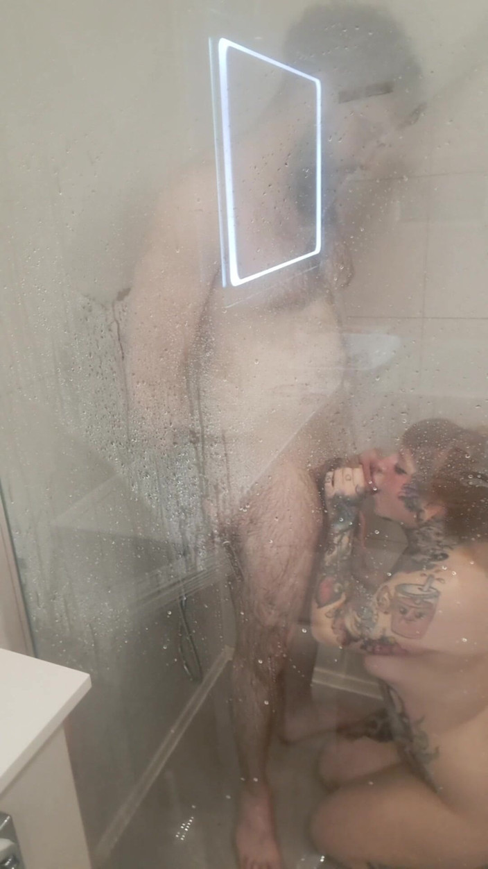 Yourfavecumslut: Duschsex mot den stora ångande glaspanelen