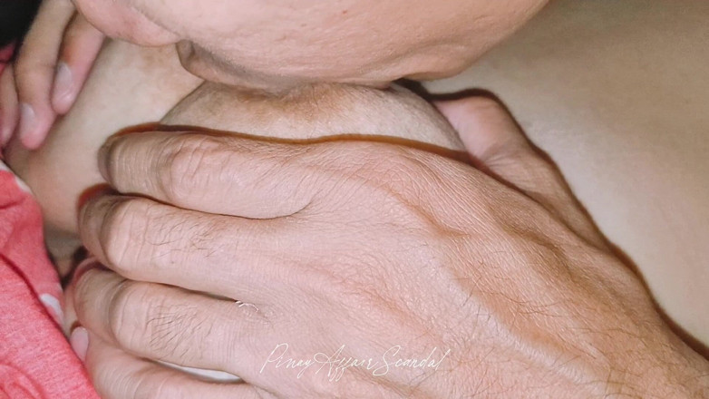 TeenPinayCloseUp: 继兄弟饥渴的舌头吞噬继妹多汁的阴户