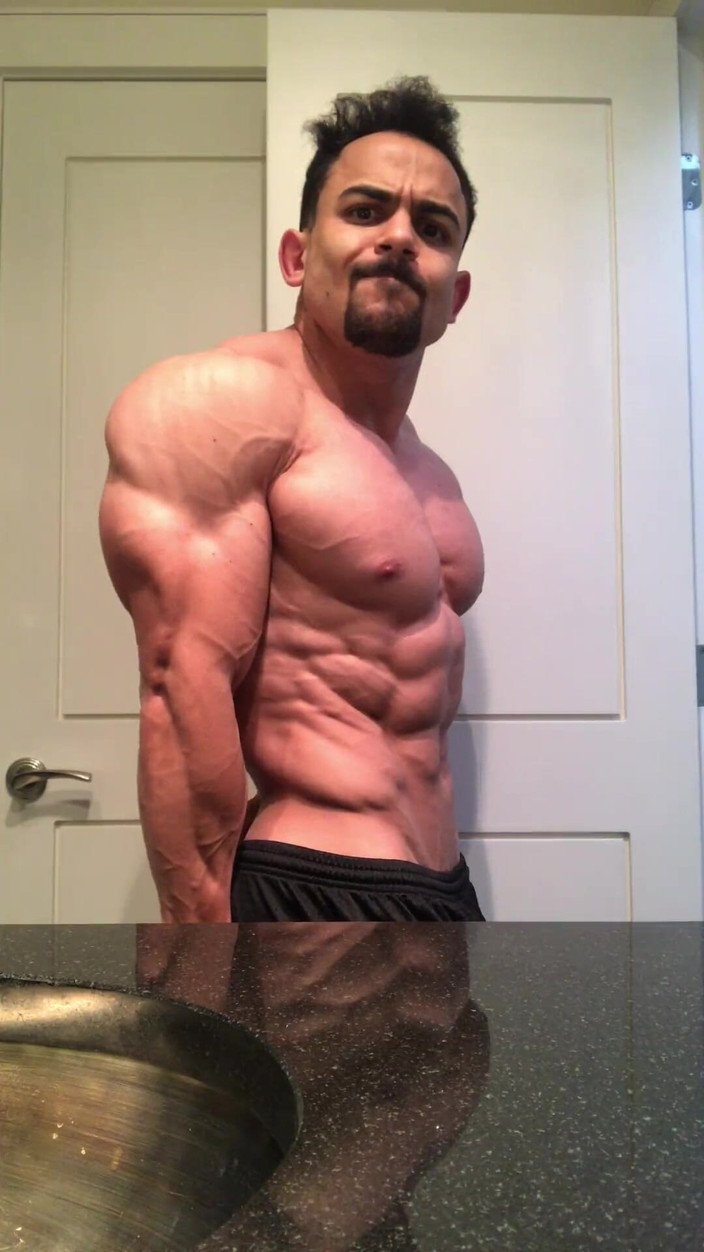 Benji Bastian: Jacked kulturista Benji Bastian protahuje své obrovské, roztrhané svaly