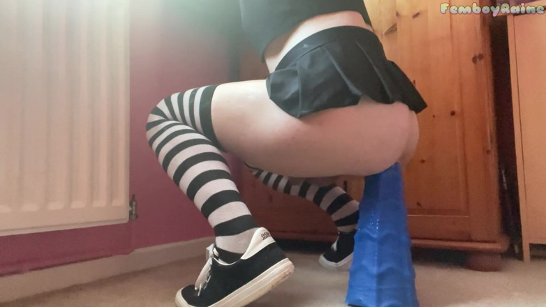 Rainbow Femboy: Cowok gotik ini lagi asik pantat tandu di balik rok...