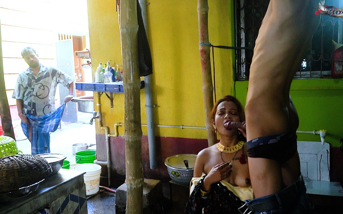 Desi Bold Movies: Desi Mallu Bihari Bhabhi beccata da suo marito mentre fa...