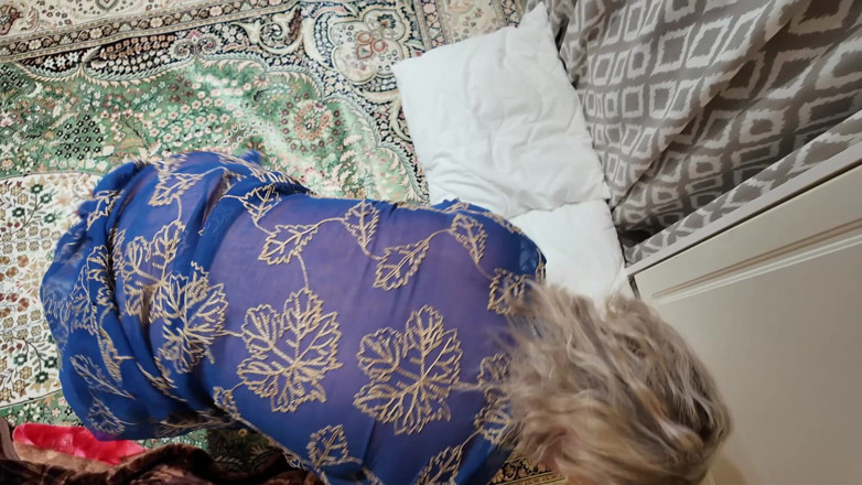 Amateur Homemade Porn: 和我可爱丰满的继母的自拍性爱
