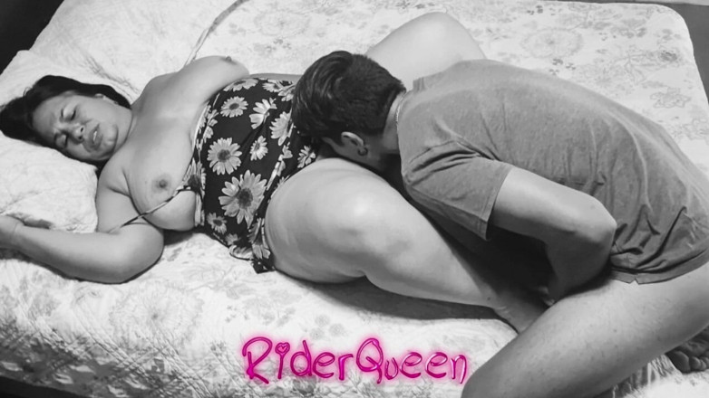 Riderqueen: 방에서 젊은 이웃에게 따먹히는 불충실한 마누라... 팬을 위한 슬라이드쇼