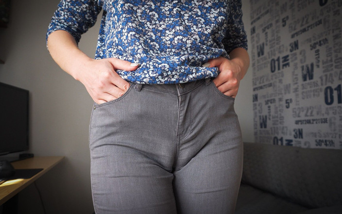 Teasecombo 4K: Une collègue coquine vous séduit avec un camel toe dans...