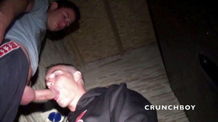 Crunch Boy: Mathieu ग्लोरी होल्स में Digeo का बड़ा लंड चूसती है