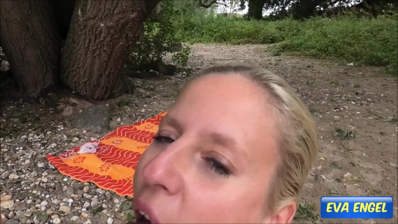 Eva Engel: Estranhos safados me fodem ao ar livre sem camisinha