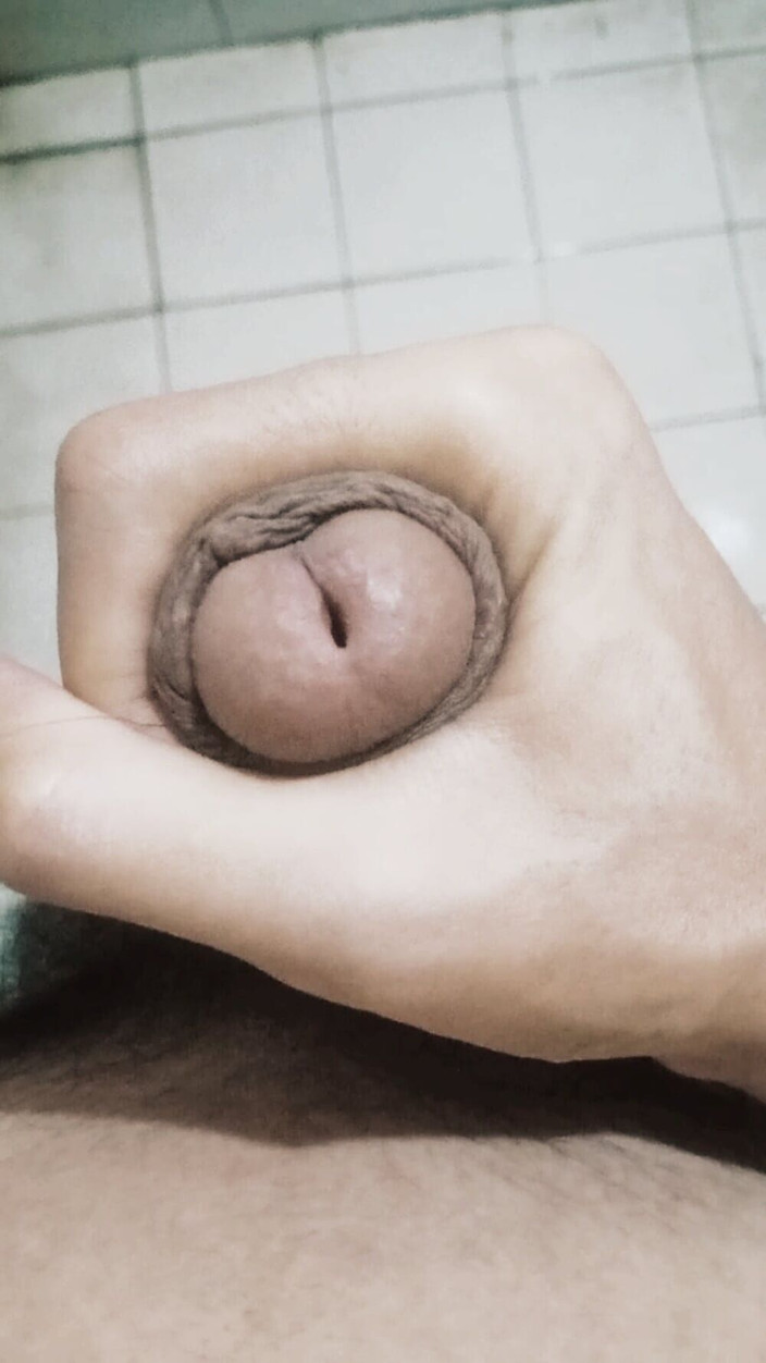 Minato: Minato masturbación con la mano feliz en el baño