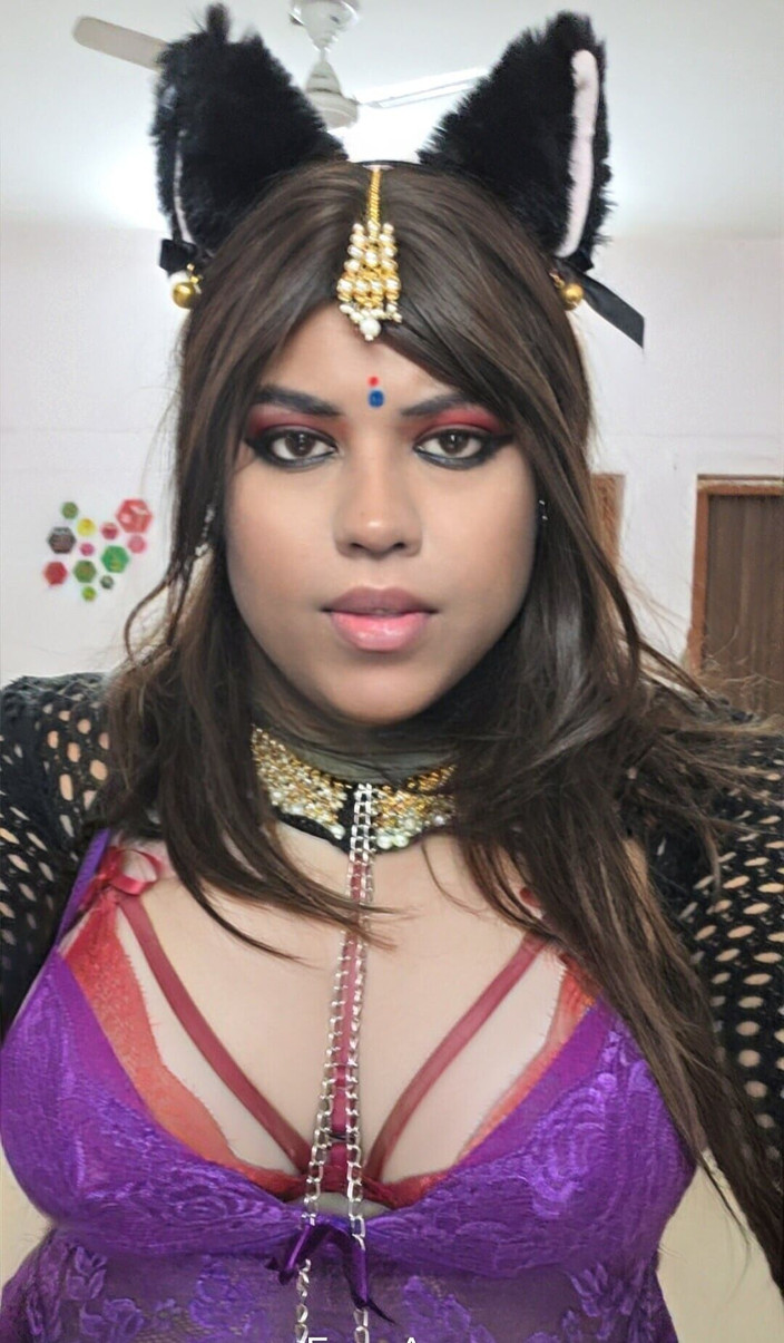 Coldlover69: Pantat bahenol rina si waria seksi india dientot pakai dildo...