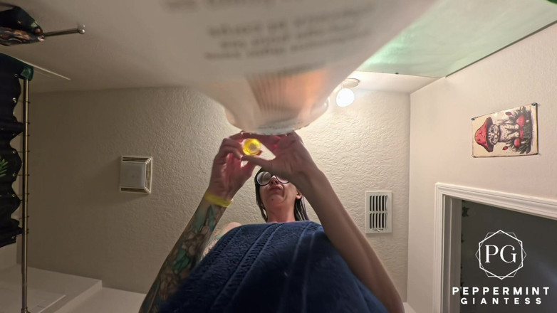 Peppermint Giantess: 67 Giantess Prysznic POV Rozmiar 16 stóp i ust gra zakończenie