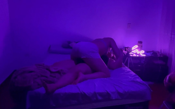 zoemelissa: Je m’amuse avec ma voisine lors d’une soirée pyjama