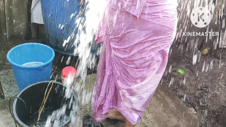Anita yadav: anita yaadav raat men naha rahi hai