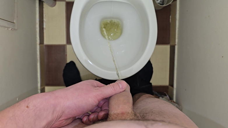 Alpha pee king: Pissar på toaletten