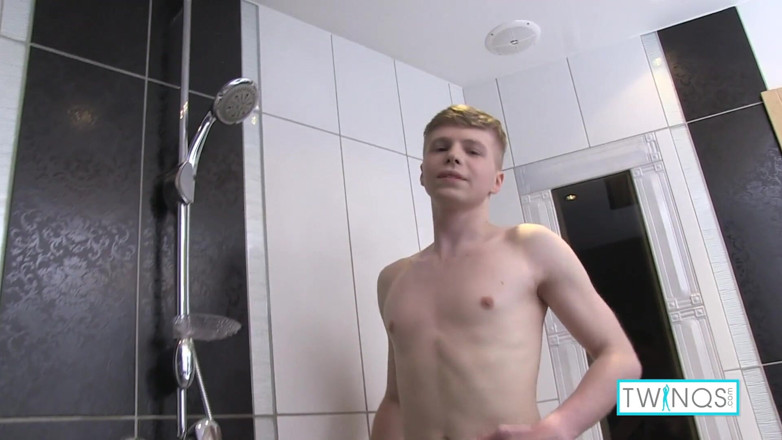 Twin Qs: Horny twink james mang lại cho mình một cực khoái...
