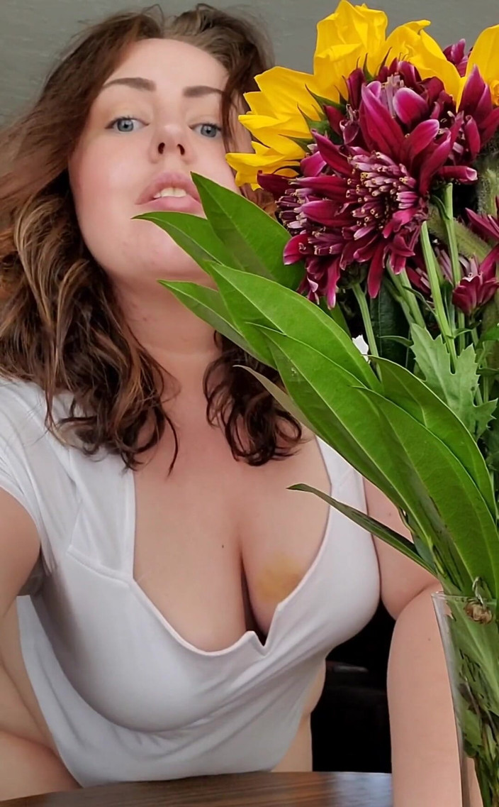 KinkyKatie: Erkekler bana çiçek satın aldığında, yanlarında seksi fotoğraflar çekip resimleri gönderiyorum! Benimle çıkmak...