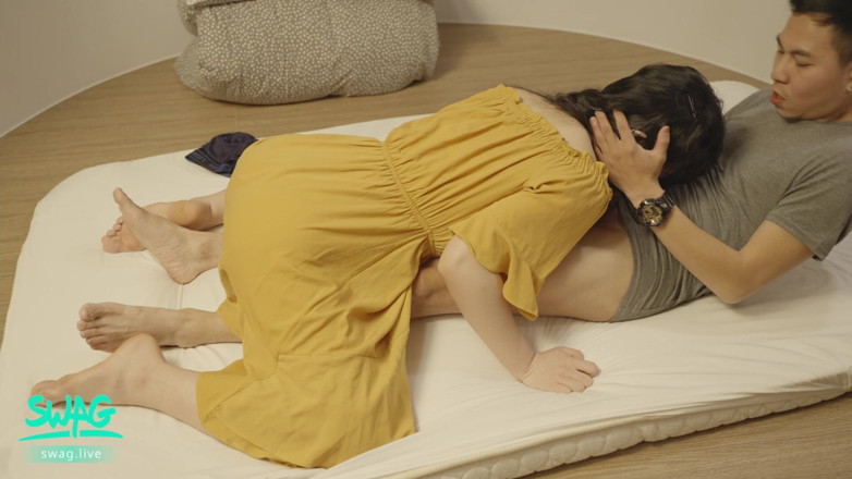SWAG.live: Mooie Aziatische brunette zuigt en neukt