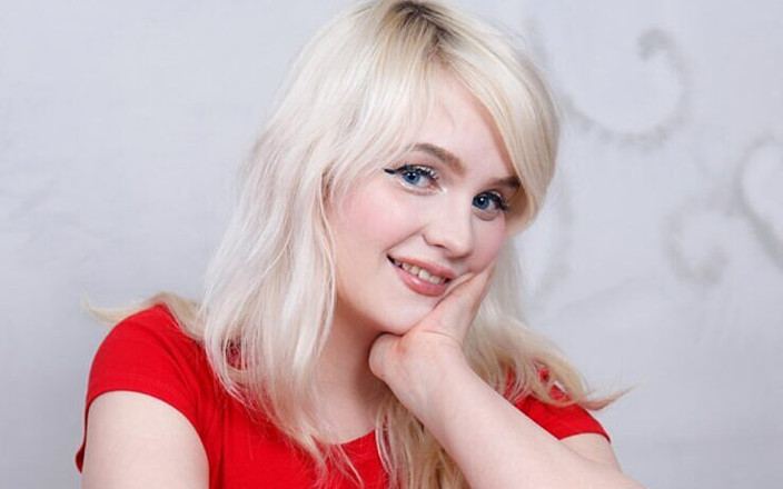 FeelMeVR: Coroline Prettyface Chubby Teenager Naked in Casting