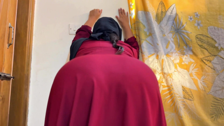 Aria Mia: Une belle-mère sexy ouvre sa burqa et montre son énorme cul...