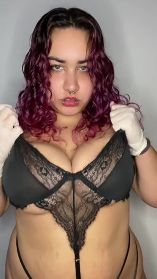 CtanguarraChubby: Une ado sexy enfile des gants en latex pour vous...